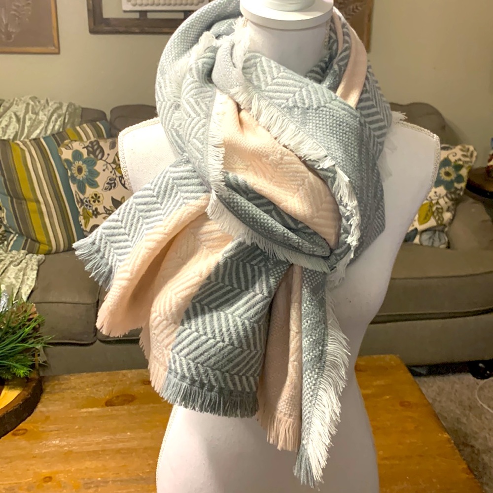 Rebecca Minkoff Shaw scarf grey light pink off white 100% Acrylic with fridge